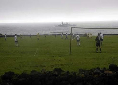Javier Ceballos Jimenez: Fútbol en la isla más remota del mundo - cancha de futbol de Tristan da Cunha